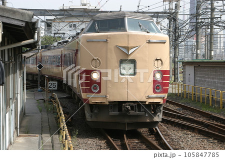 183系幕張車(23番編成)の長野への廃車回送（品川駅にて①） 105847785
