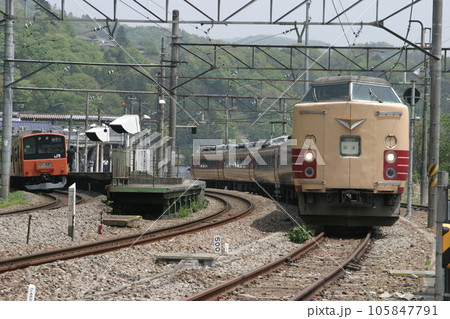 183系幕張車(23番編成)の長野への廃車回送と201系（上野原駅にて） 105847791