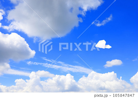 大空を飛ぶ紙飛行機 大空を飛ぶ紙飛行機 105847847
