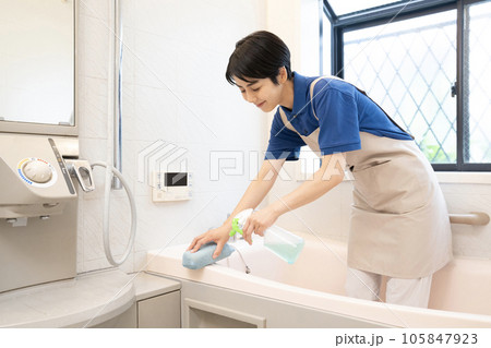 浴室の清掃をするハウスクリーニングの女性作業員 105847923