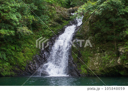 エメラルドグリーンの滝つぼに勢いよく流れ落ちるマテリヤの滝 エメラルドグリーンの滝つぼに勢いよく流れ落ちるマテリヤの滝 105848059