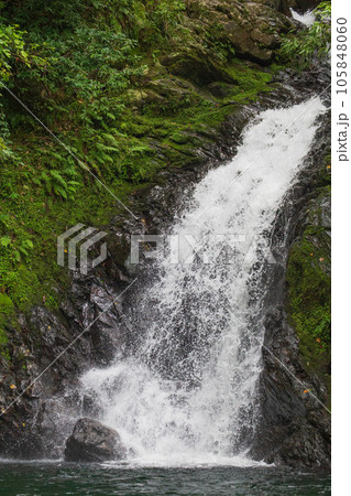 ダイナミックに流れ落ち飛沫をあげるマテリヤの滝 105848060