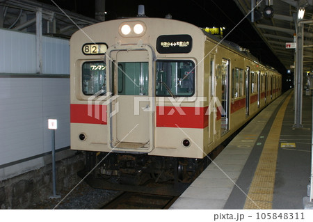和歌山駅に停車中の105系電車（旧103系1000番台タイプ） 105848311