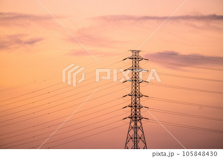 日本の横浜都市景観 電気料金値上がり…夕焼け空に浮かび上がる送電線（奥は東京都心方向） 105848430