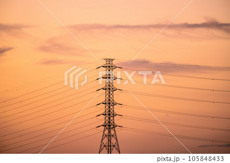 日本の横浜都市景観 電気料金値上がり…夕焼け空に浮かび上がる送電線（奥は東京都心方向） 105848433