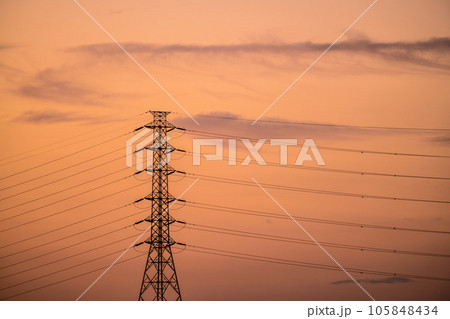 日本の横浜都市景観 電気料金値上がり…夕焼け空に浮かび上がる送電線(奥は東京都心方向) 日本の横浜都市景観 電気料金値上がり…夕焼け空に浮かび上がる送電線(奥は東京都心方向) 105848434