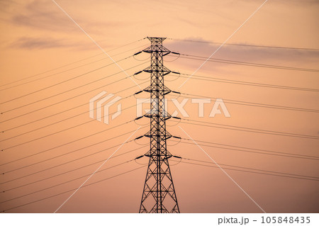 日本の横浜都市景観 電気料金値上がり…夕焼け空に浮かび上がる送電線（奥は東京都心方向） 105848435