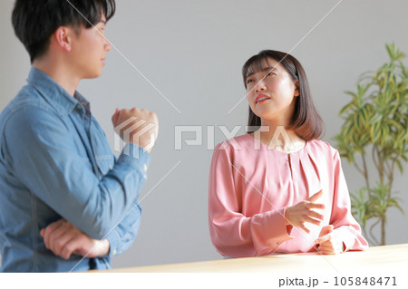 コーチングする上司と自分の考えを話す部下の女性1 105848471