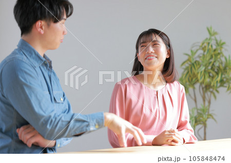 ポジティブフィードバック_上司から褒められてにこやかな表情の女性2 105848474