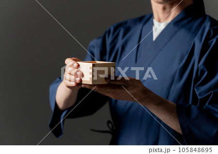 作務衣の男性 蔵元 作務衣の男性 蔵元 105848695
