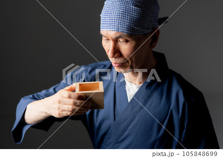 作務衣の男性 蔵元 作務衣の男性 蔵元 105848699