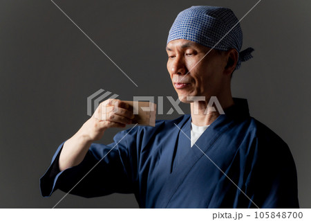 作務衣の男性　蔵元 105848700