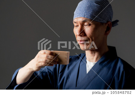 作務衣の男性 蔵元 作務衣の男性 蔵元 105848702
