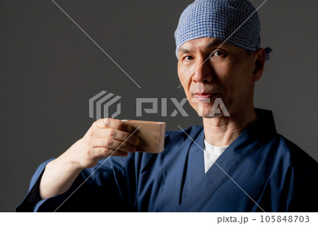 作務衣の男性 蔵元 作務衣の男性 蔵元 105848703