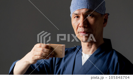 作務衣の男性 蔵元 作務衣の男性 蔵元 105848704