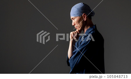 作務衣の男性　考える 105848713