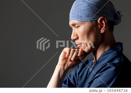 作務衣の男性　考える 105848716