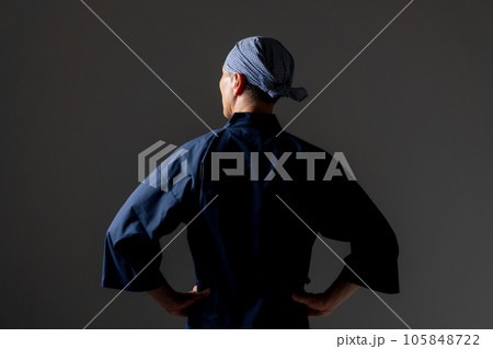 作務衣の男性 後ろ姿 作務衣の男性 後ろ姿 105848722