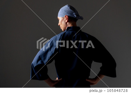 作務衣の男性 後ろ姿 作務衣の男性 後ろ姿 105848728