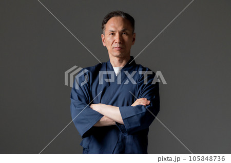 作務衣の男性 作務衣の男性 105848736