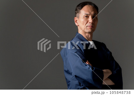 作務衣の男性　 105848738