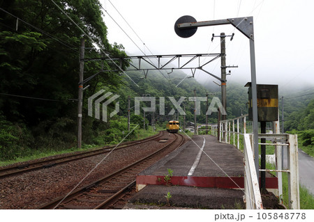 伯備線:布原駅を通過する普通列車 伯備線:布原駅を通過する普通列車 105848778