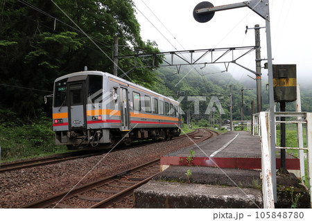 伯備線:布原駅を発車する芸備線キハ120形 伯備線:布原駅を発車する芸備線キハ120形 105848780