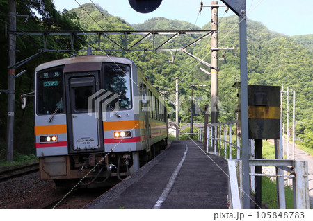 伯備線:布原駅に到着する芸備線キハ120形 伯備線:布原駅に到着する芸備線キハ120形 105848783