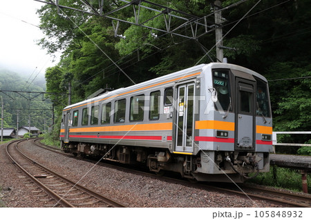伯備線布原駅に停車中の芸備線キハ120形 105848932