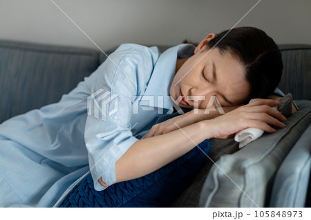 女性 体調不良 眠い 女性 体調不良 眠い 105848973