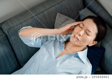 女性 体調不良 眠い 女性 体調不良 眠い 105848981