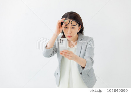 老眼　働くシニア女性 105849090