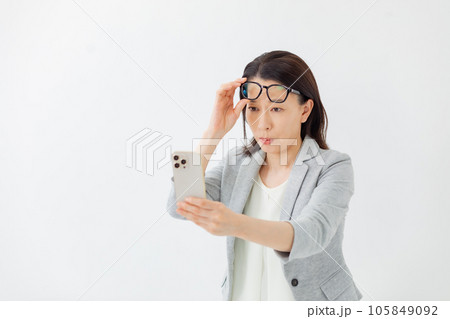 老眼 働くシニア女性 老眼 働くシニア女性 105849092