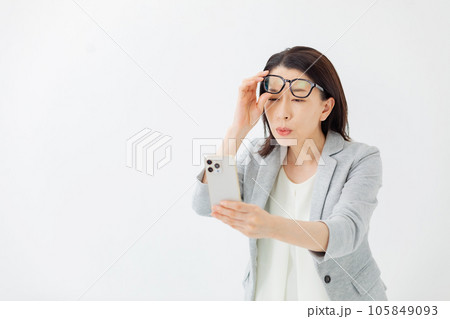 老眼　働くシニア女性 105849093