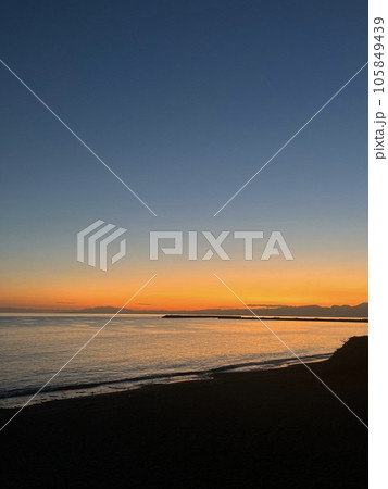 海に沈む夕日 海に沈む夕日 105849439