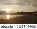 湘南の海に沈む夕日 105849900