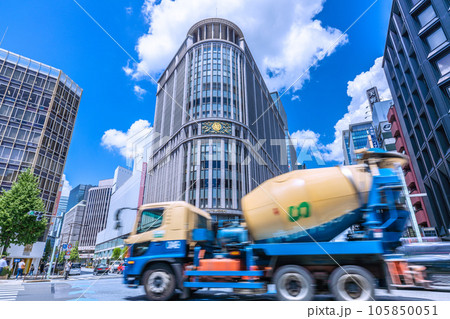 日本の東京都市景観　日本橋三越やミキサー車などを望む 105850051