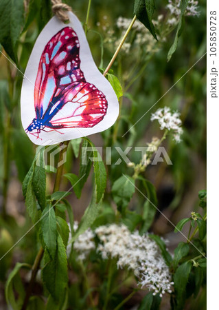 革堂・行願寺の秋、アサギマダラの到来を待つ境内のフジバカマに蝶の短冊 105850728