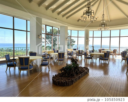 海が見えるレストランのテラス席 105850923