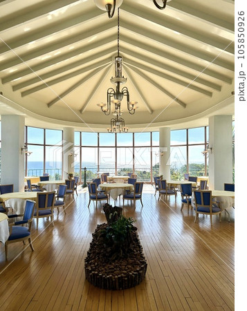 海が見えるレストランのテラス席 105850926