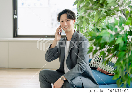 日本人男性のビジネスマン(スマホで電話) 日本人男性のビジネスマン(スマホで電話) 105851463