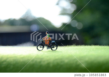 自転車を漕ぐ女性 自転車を漕ぐ女性 105851863