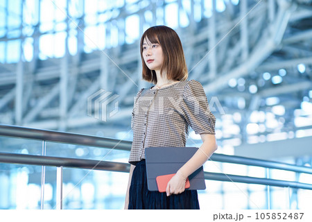 仕事をする若い女性 105852487