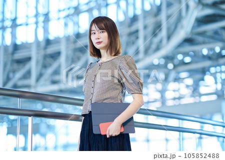 仕事をする若い女性 105852488