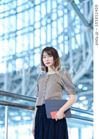 仕事をする若い女性 105852489