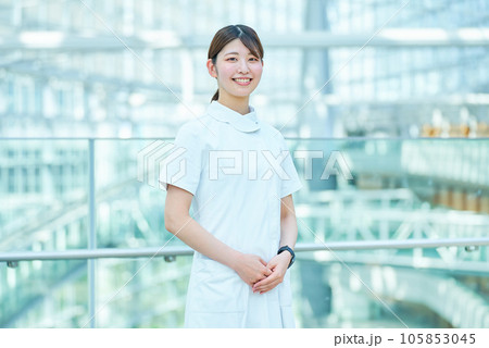 白衣の女性のポートレート 105853045