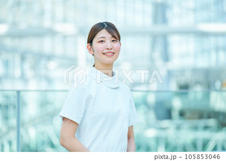 白衣の女性のポートレート 105853046