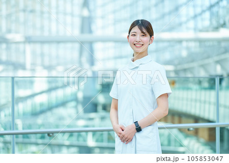 白衣の女性のポートレート 105853047