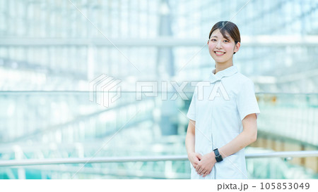白衣の女性のポートレート 105853049