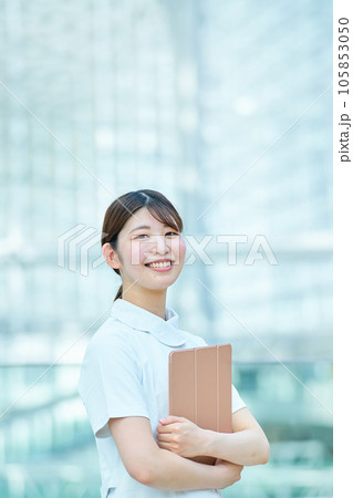 白衣の女性のポートレート 105853050